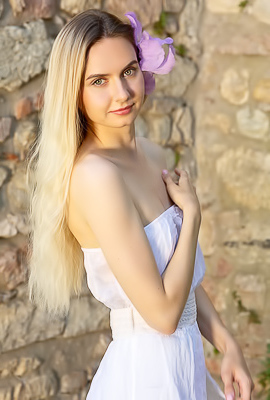 Emily Swan Slender Beauty Is Fresh As A Daisy In A Pretty Summer Dress