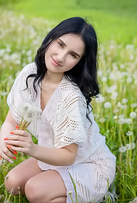 Sasha Jane Unveils Her Curves To Morning Sun Amid Wildflowers