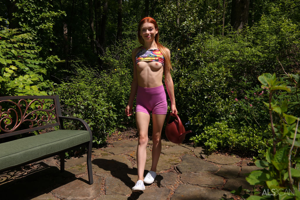 Jessica Marie In Trimmed Hedges - Picture 03