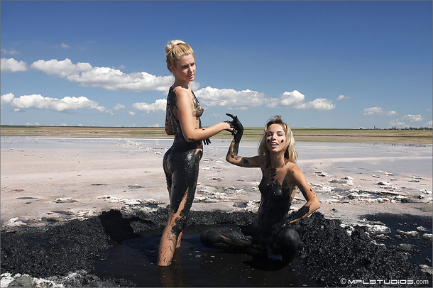 Two hottest sexiest blonde babes getting dirty out - Picture 11