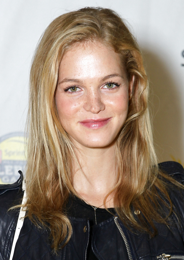 Braless Erin Heatherton pictures - Picture 11