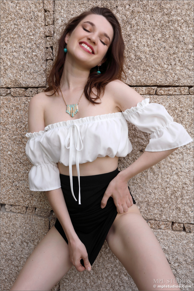 Amelia In Wild Kingdom - Picture 02