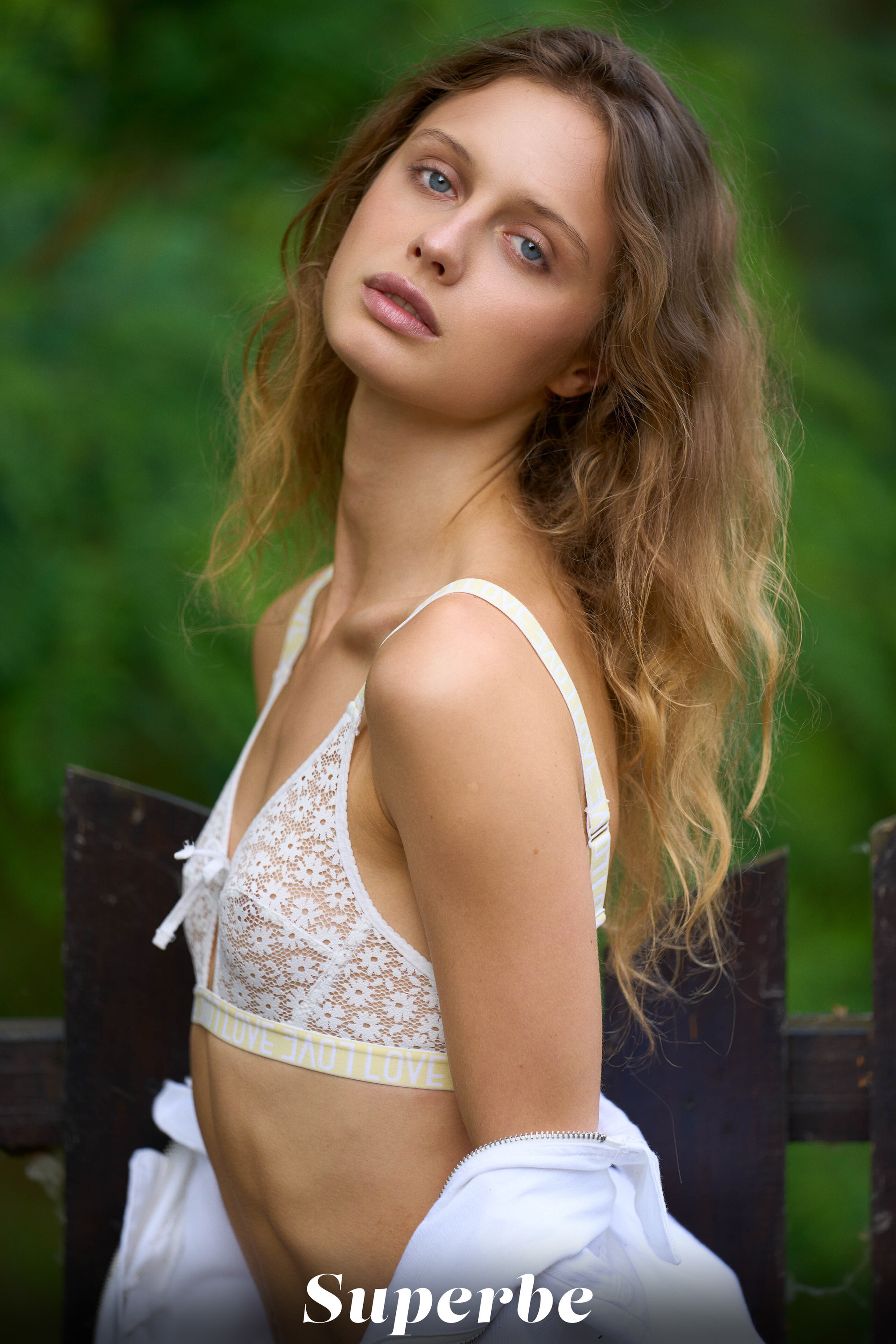 Amelie Lou In Summer Camp - Picture 03