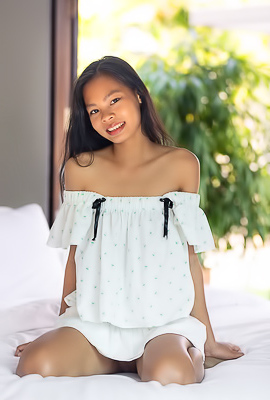 Po Share Her Naked Beauty With You For The First Time