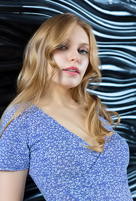 Sonya Elf Slipping Off Her Panties