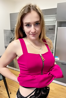 Dee Dee Sexy Babe Is Locked And Loaded For Some Sexy Fun