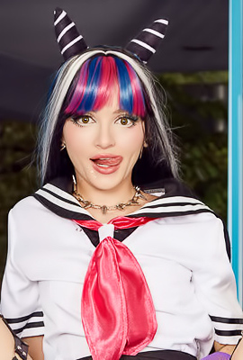 Cosplaying Babe Lola Fae